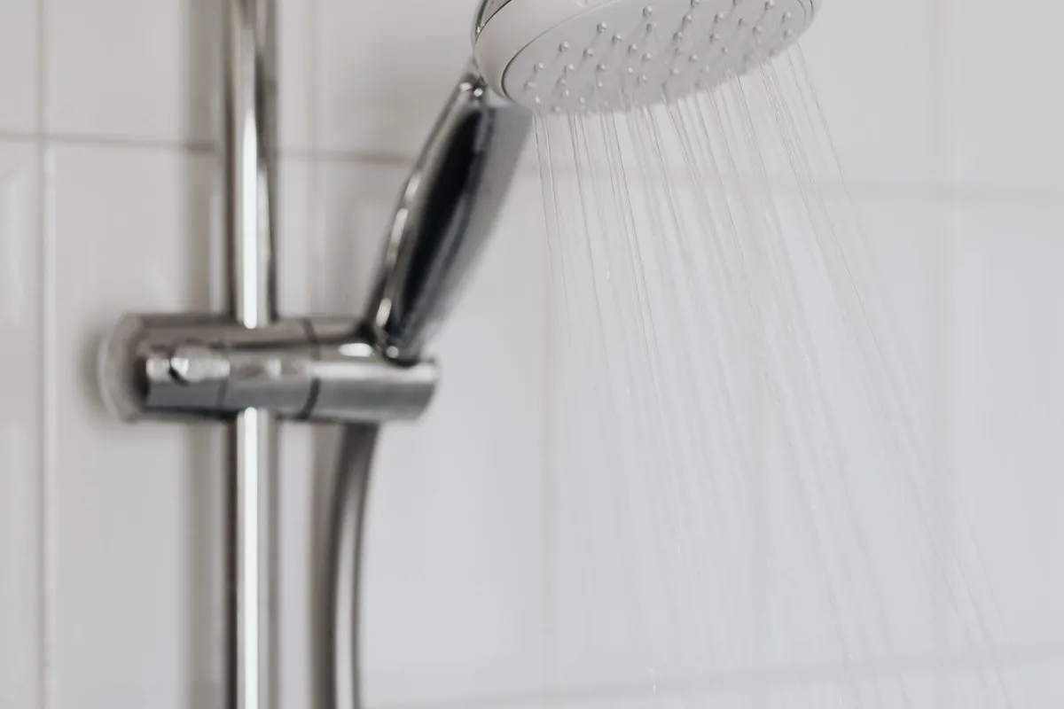 Düşük su basıncı sorunu yaşayan bir banyo görseli