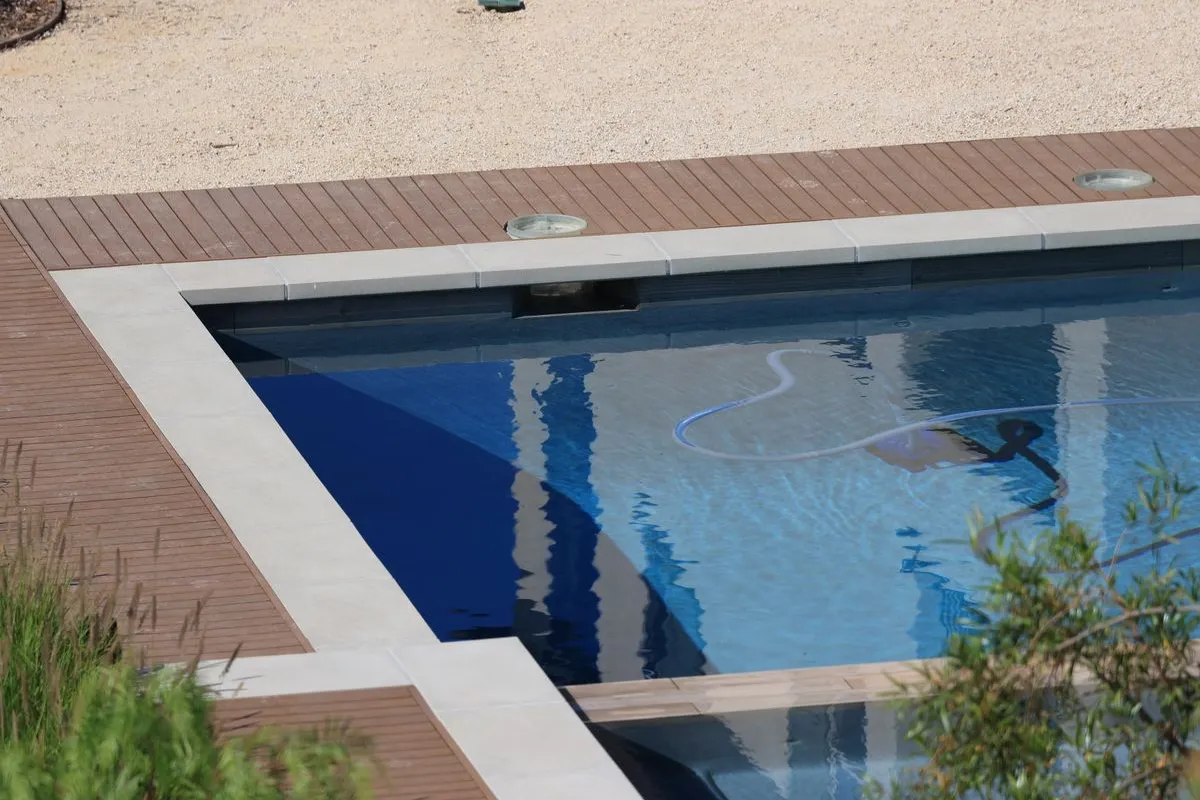 Kışa hazırlanan villa havuzu